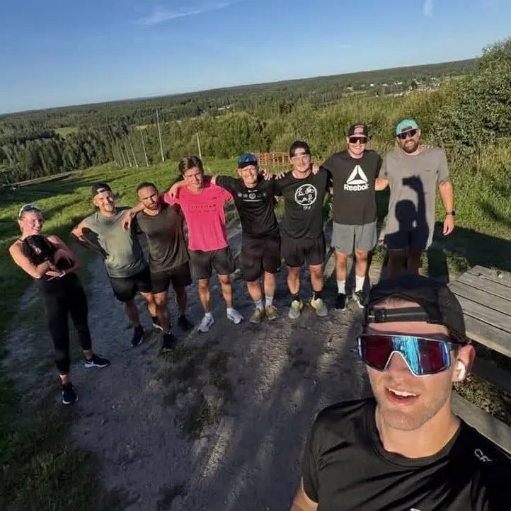 Löpargrupp på en grusväg.
