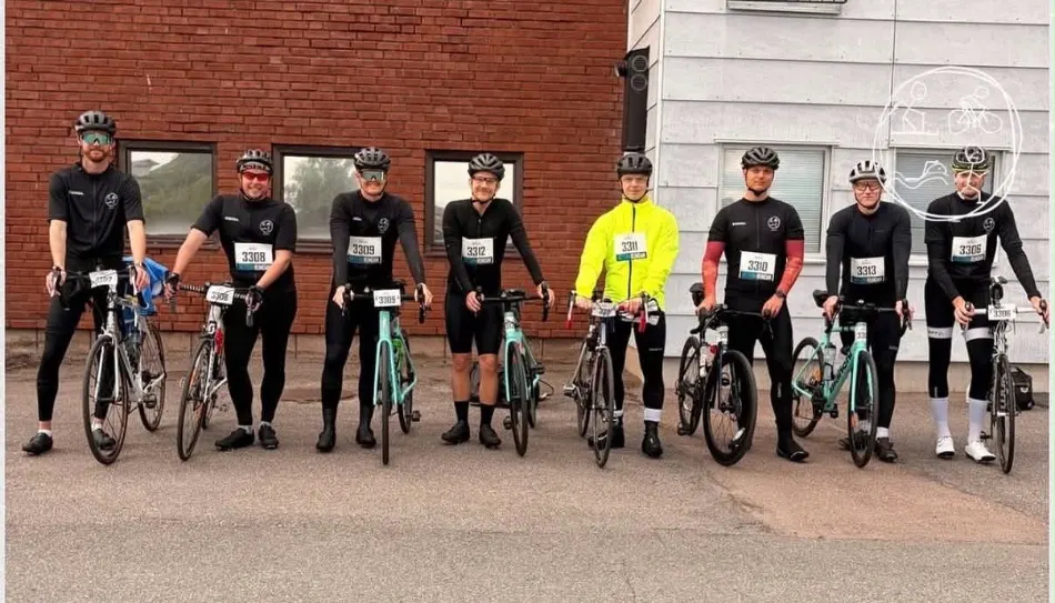 Cykelgäng uppställda med sina maskiner.
