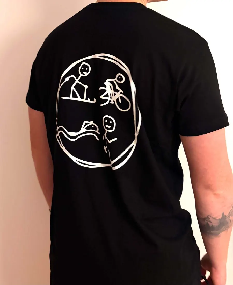 Medlems-T-shirt med föreningens märke på ryggen.